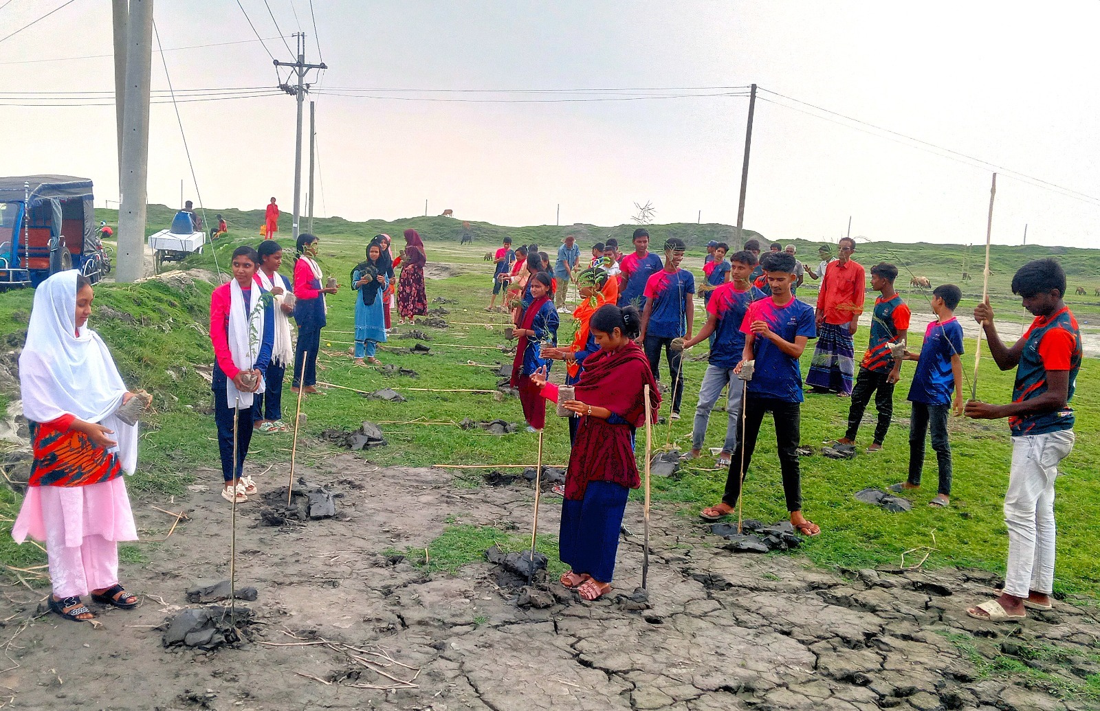 বেতনা নদীর তীরে ২ হাজার গাছের চারা রোপণ, নেতৃত্বে শিশু-যুবরা